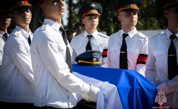 Простились с героями: в Севастополе проводили в последний путь четверых пиротехников МЧС России Простились с героями: в Севастополе проводили в последний путь четверых пиротехников МЧС России