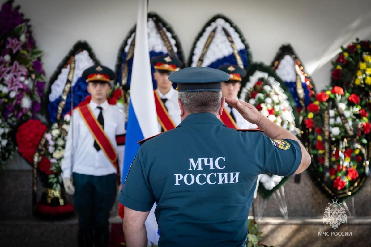 В Севастополе простились с четырьмя пиротехниками, погибшими при очистке города после атаки ВСУ. Их наградили орденами Мужества посмертно В Севастополе простились с четырьмя пиротехниками, погибшими при очистке города после атаки ВСУ. Их наградили орденами Мужества посмертно
