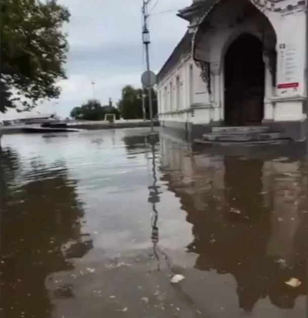 На Евпаторию обрушился ливень: затоплены улицы На Евпаторию обрушился ливень: затоплены улицы