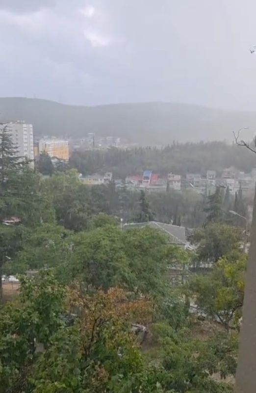 На лодке и сапе по улицам: последствия непогоды в Крыму 6 сентября 2026 На лодке и сапе по улицам: последствия непогоды в Крыму 6 сентября 2026