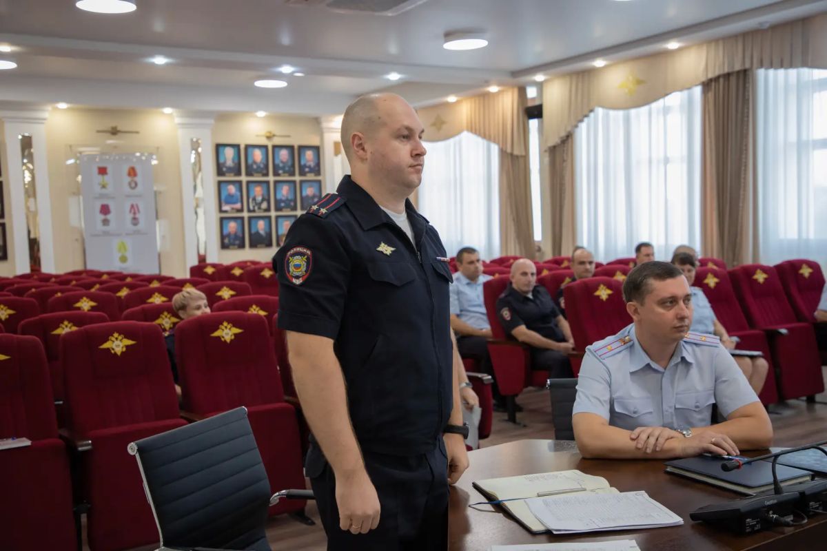 Начальник УМВД России по г.Севастополю генерал-майор полиции Сергей Сигунов поздравил сотрудников Центра по противодействию экстремизму с профессиональным праздником Начальник УМВД России по г.Севастополю генерал-майор полиции Сергей Сигунов поздравил сотрудников Центра по противодействию экстремизму с профессиональным праздником