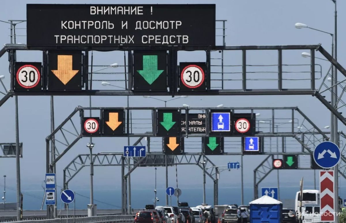 Перед Крымским мостом собирается очередь