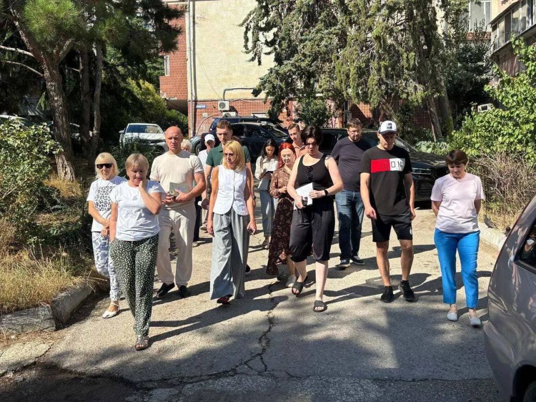 Выходные посвятила обходам многоквартирных домов и встречам с жителями Выходные посвятила обходам многоквартирных домов и встречам с жителями