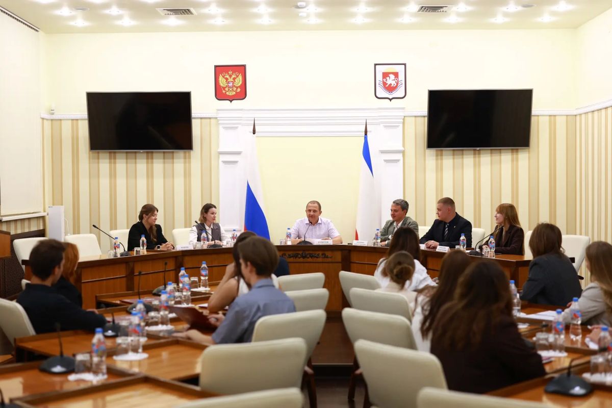 Встретился с новым составом Молодёжного правительства Республики Крым