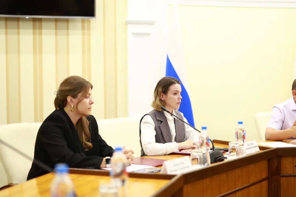 Встретился с новым составом Молодёжного правительства Республики Крым Встретился с новым составом Молодёжного правительства Республики Крым
