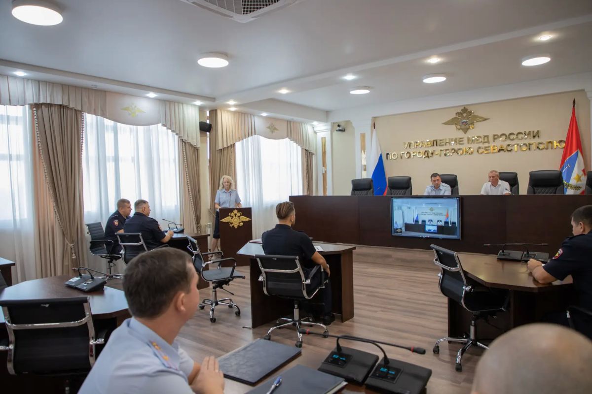 Начальник УМВД России по г.Севастополю генерал-майор полиции Сергей Сигунов поздравил сотрудников Центра по противодействию экстремизму с профессиональным праздником
