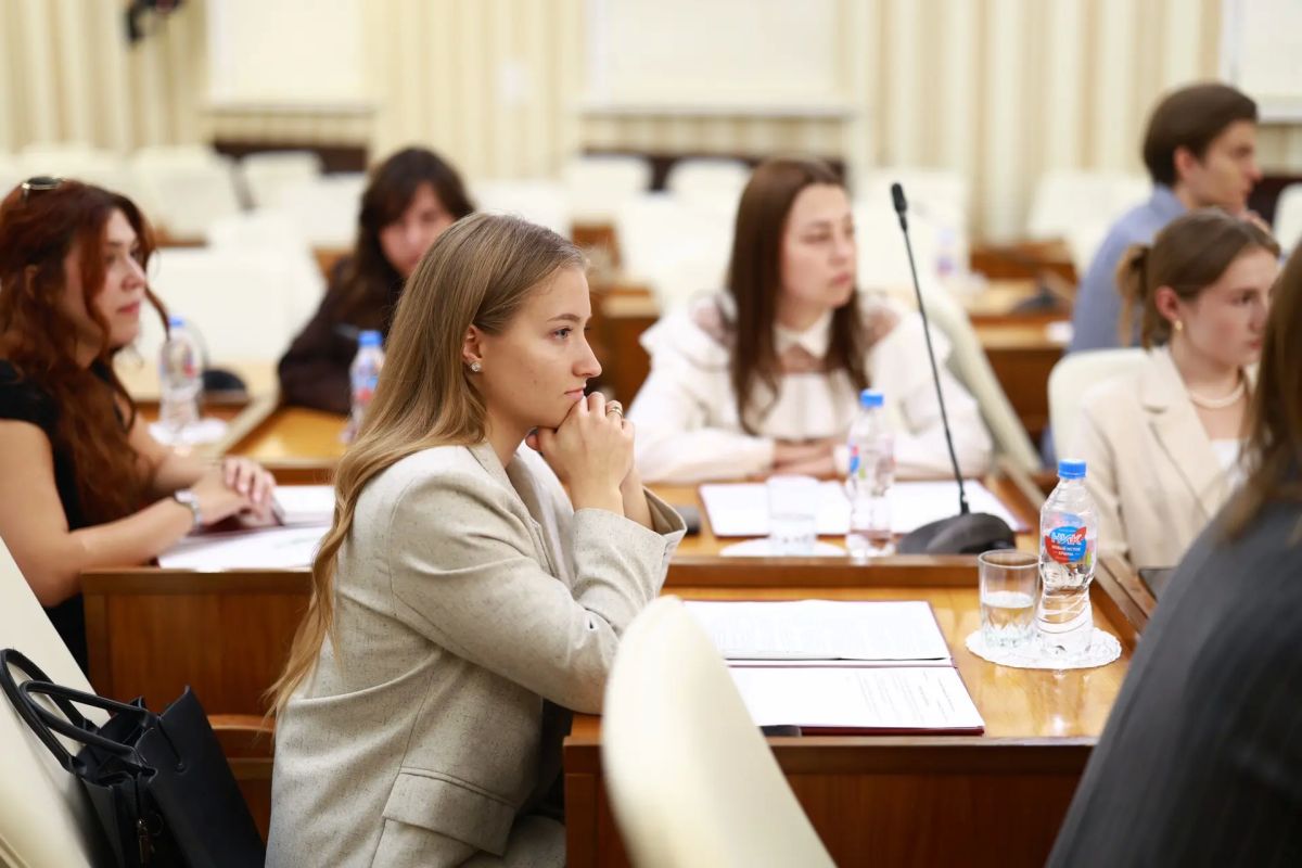Встретился с новым составом Молодёжного правительства Республики Крым Встретился с новым составом Молодёжного правительства Республики Крым