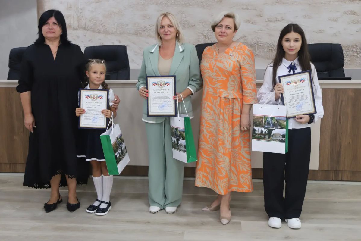 На аппаратном совещании подведены итоги фотоконкурса «Цвета Родины», приуроченного к празднованию Дня Государственного флага Российской Федерации в 2026 году, который проходил с 19 по 22 августа и награждены победители На аппаратном совещании подведены итоги фотоконкурса «Цвета Родины», приуроченного к празднованию Дня Государственного флага Российской Федерации в 2026 году, который проходил с 19 по 22 августа и награждены победители