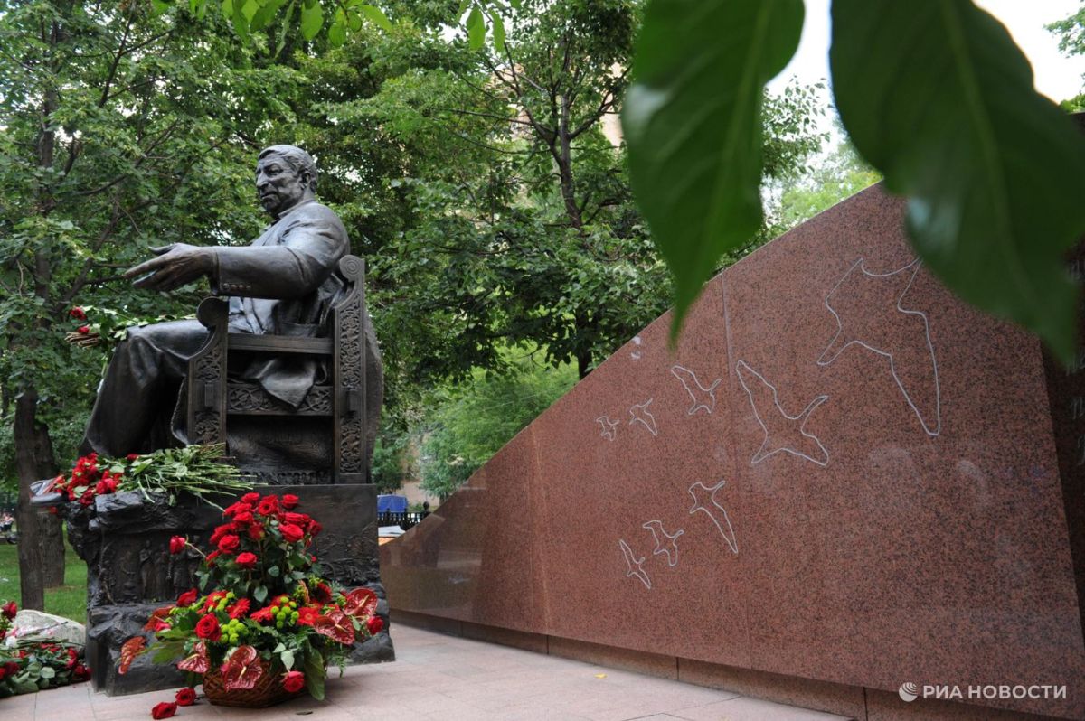 Их общая война: как Крым связал юбиляров Гамзатова и Асадова Их общая война: как Крым связал юбиляров Гамзатова и Асадова