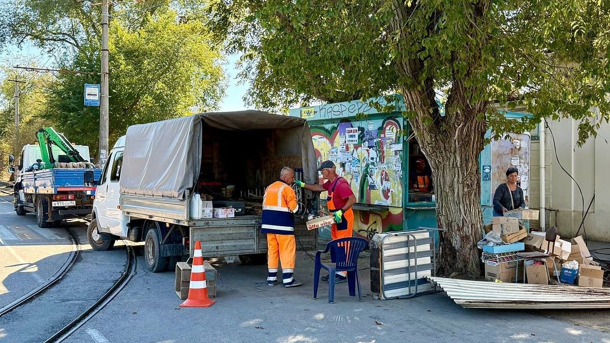 В Евпатории демонтируют незаконно размещенные торговые объекты