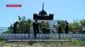 В преддверии Дня танкиста севастопольцы приводят в порядок Братскую могилу на Красной горке