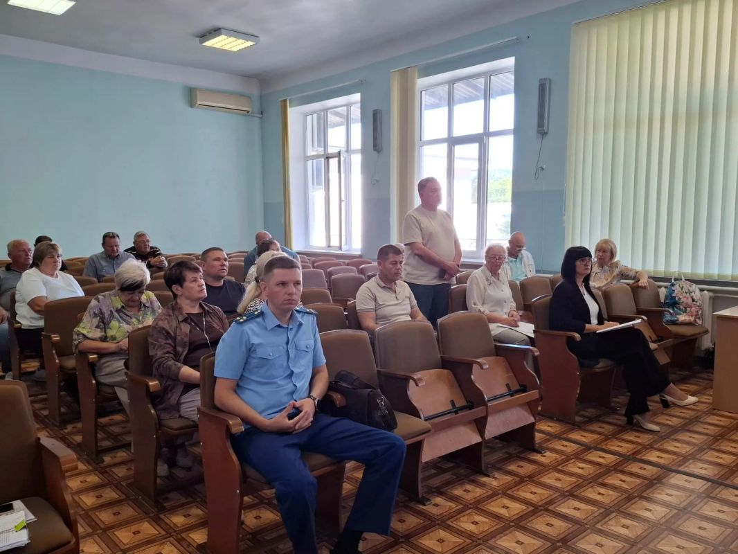 Александр Харламов провел аппаратное совещание по социально значимым вопросам района Александр Харламов провел аппаратное совещание по социально значимым вопросам района