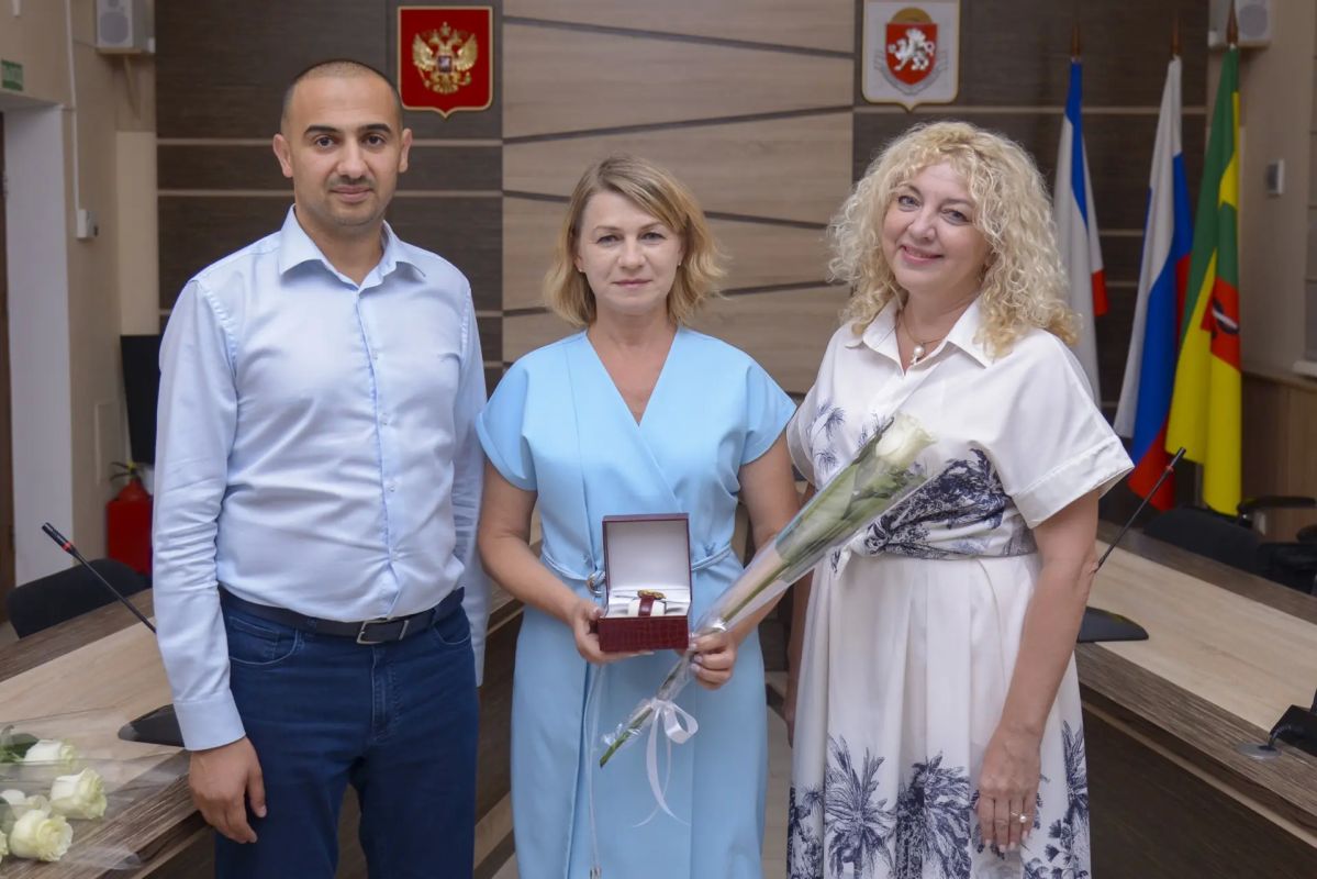 Виталий Оганесян: Вместе с главой муниципального образования Галиной Герасимовой поздравили с профессиональным праздником, вручили грамоты и правительственные награды сотрудникам финансовой сферы Виталий Оганесян: Вместе с главой муниципального образования Галиной Герасимовой поздравили с профессиональным праздником, вручили грамоты и правительственные награды сотрудникам финансовой сферы