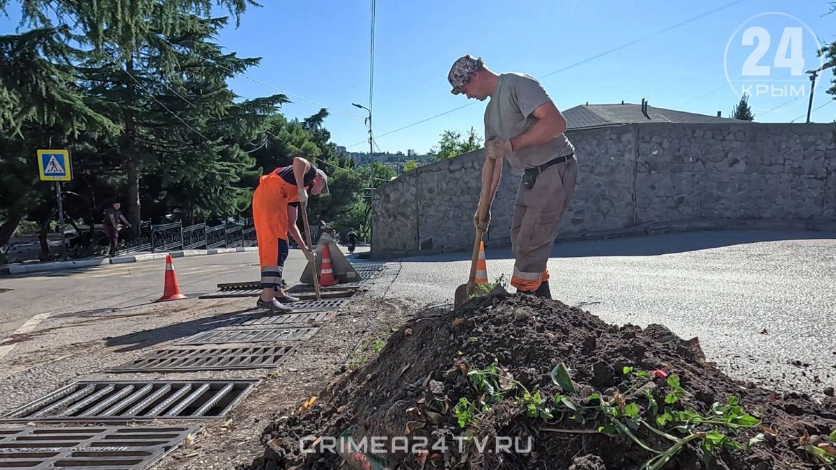 Ливневую канализацию прочистили на Рабочей улице в Ялте