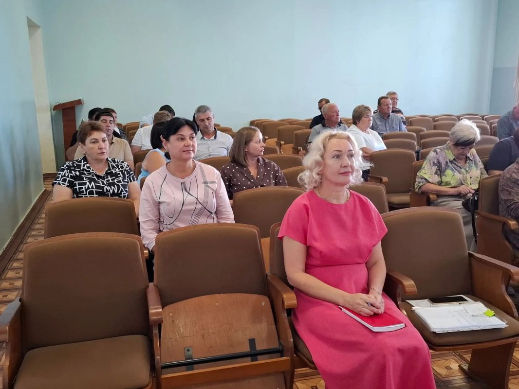 Александр Харламов провел аппаратное совещание по социально значимым вопросам района Александр Харламов провел аппаратное совещание по социально значимым вопросам района