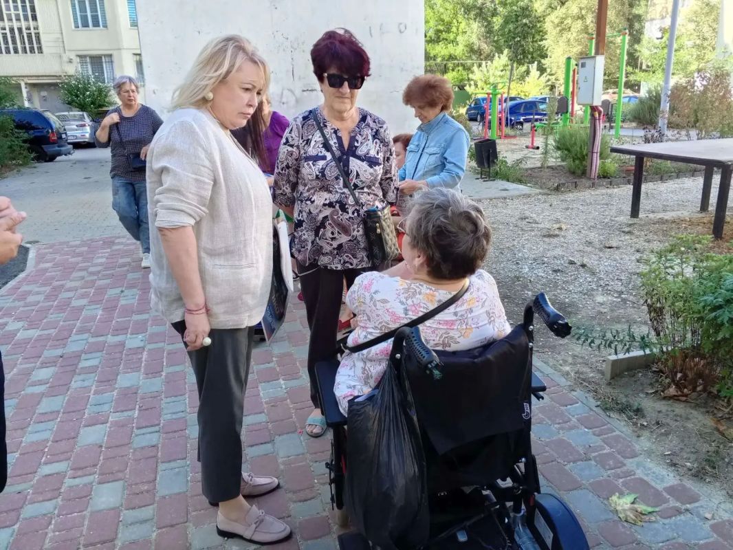 Янина Павленко: Второй день работы в Керчи – продолжила обход многоквартирных домов и общественных пространств, провела встречи с большими замечательными коллективами Янина Павленко: Второй день работы в Керчи – продолжила обход многоквартирных домов и общественных пространств, провела встречи с большими замечательными коллективами