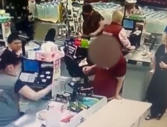 Ялтинец нашёл потерянную карту пенсионерки и расплачивался ею в магазинах