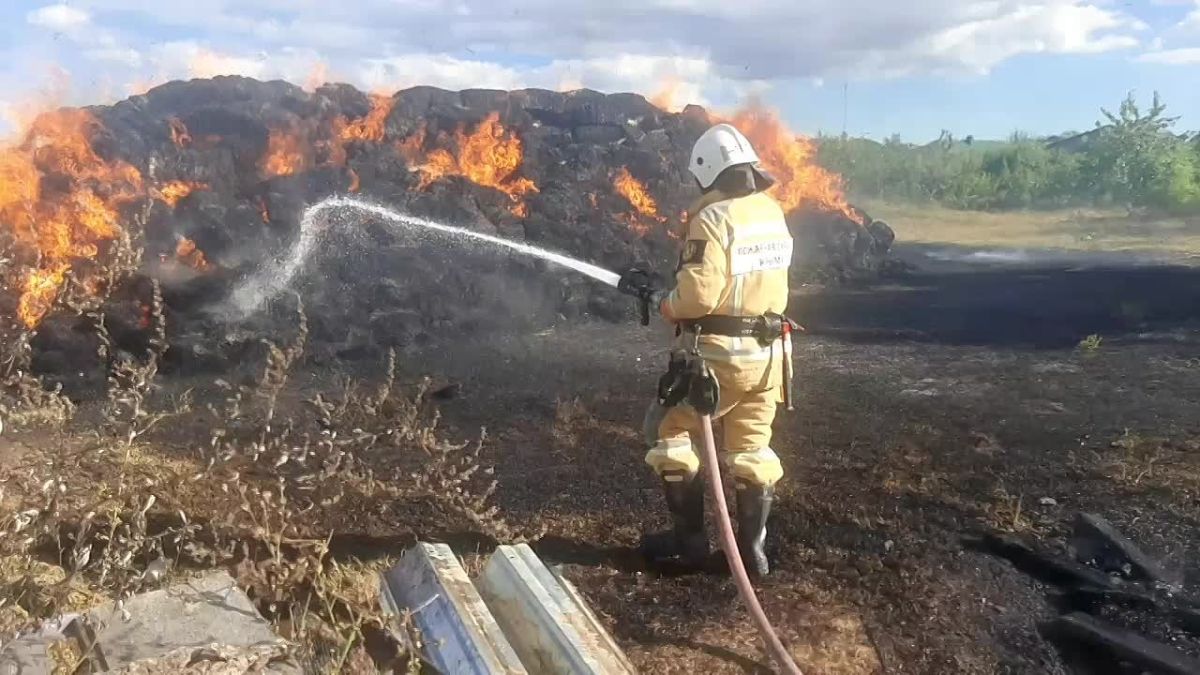 Крымские огнеборцы за прошедшие сутки дважды ликвидировали возгорания сена