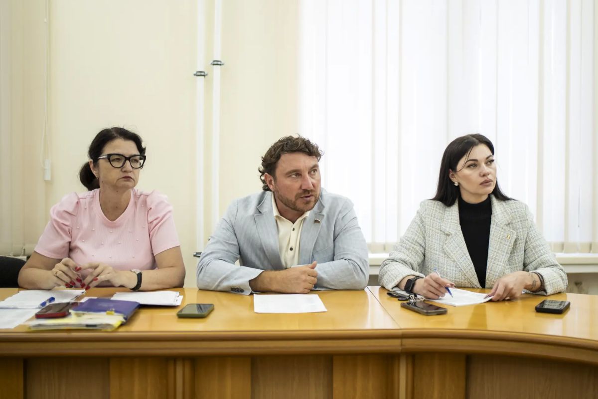 Глава администрации Симферополя Михаил Афанасьев провёл личный приём граждан, в ходе которого к нему обратились восемь симферопольцев Глава администрации Симферополя Михаил Афанасьев провёл личный приём граждан, в ходе которого к нему обратились восемь симферопольцев
