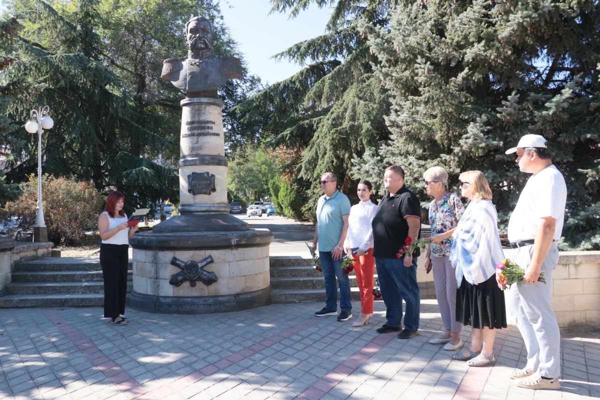 Феодосийцы почтили память героев Крымской войны Феодосийцы почтили память героев Крымской войны