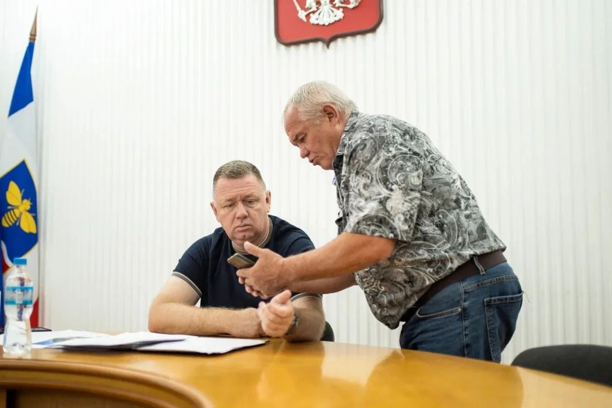 Глава администрации Симферополя Михаил Афанасьев провёл личный приём граждан, в ходе которого к нему обратились восемь симферопольцев Глава администрации Симферополя Михаил Афанасьев провёл личный приём граждан, в ходе которого к нему обратились восемь симферопольцев