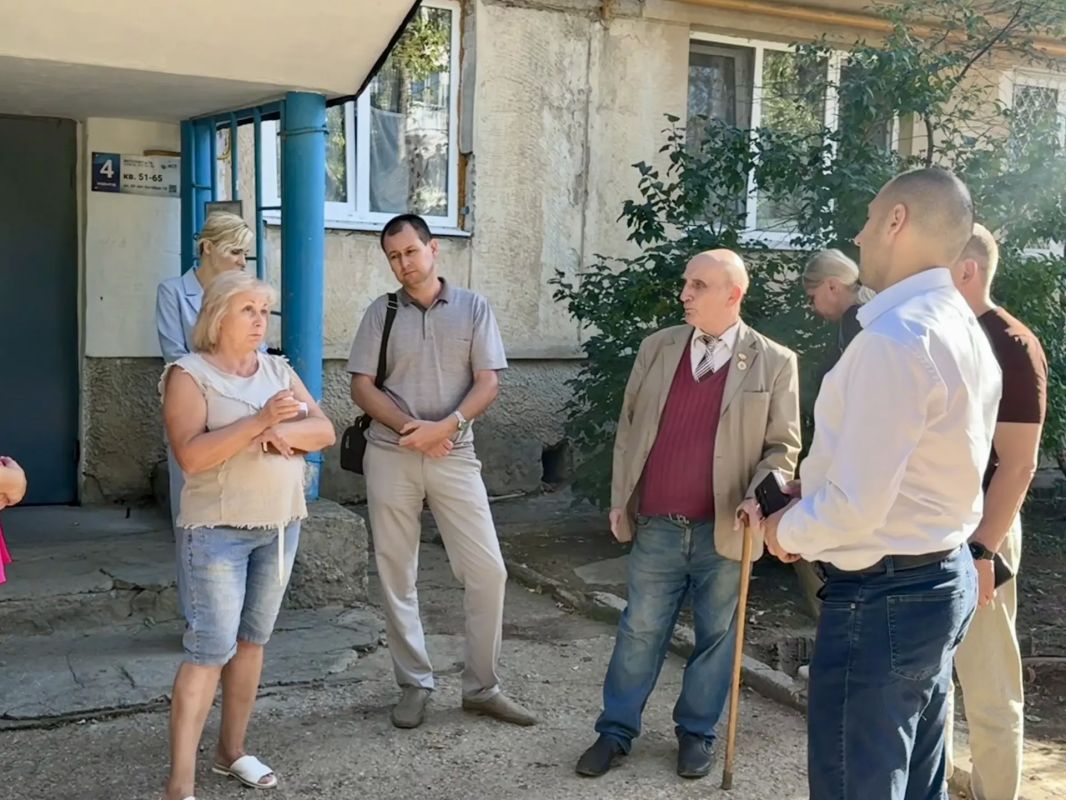 Виталий Оганесян: Продолжаем обходы многоквартирных домов Евпатории Виталий Оганесян: Продолжаем обходы многоквартирных домов Евпатории