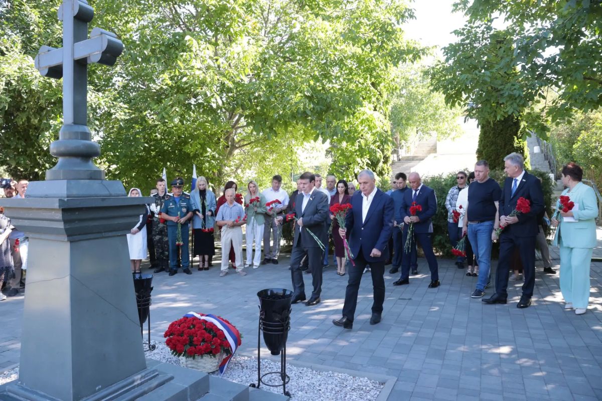 В Симферополе почтили память воинов, павших в годы Крымской войны