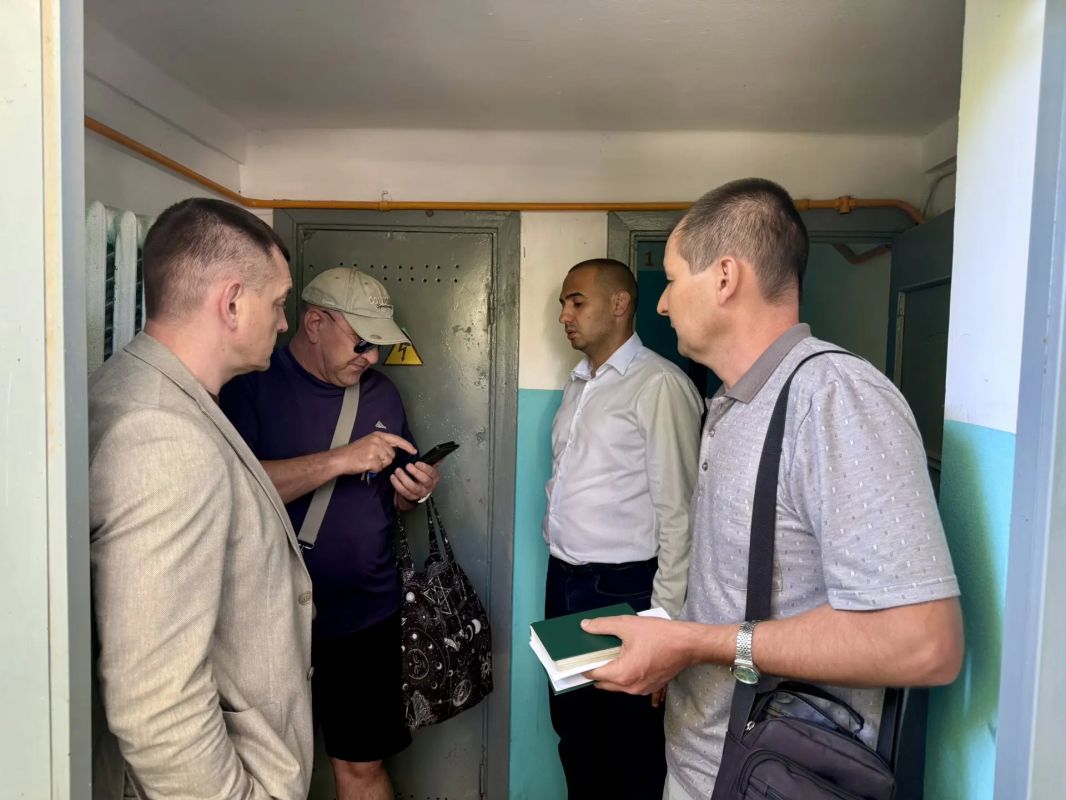 Виталий Оганесян: Продолжаем обходы многоквартирных домов Евпатории Виталий Оганесян: Продолжаем обходы многоквартирных домов Евпатории