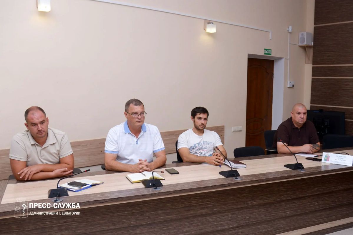 Под руководством первого заместителя главы администрации Евпатории Антона Новикова прошло еженедельное совещание с городскими коммунальными службами и ресурсоснабжающими организациями Под руководством первого заместителя главы администрации Евпатории Антона Новикова прошло еженедельное совещание с городскими коммунальными службами и ресурсоснабжающими организациями