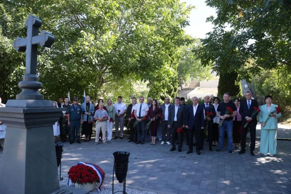 В Крыму почтили память солдат и офицеров, погибших в Крымской войне В Крыму почтили память солдат и офицеров, погибших в Крымской войне