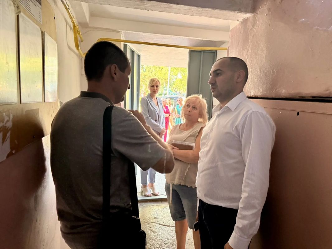 Виталий Оганесян: Продолжаем обходы многоквартирных домов Евпатории Виталий Оганесян: Продолжаем обходы многоквартирных домов Евпатории