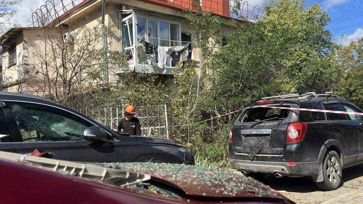 В Севастополе после атаки ВСУ горит лес и повреждены многоэтажки