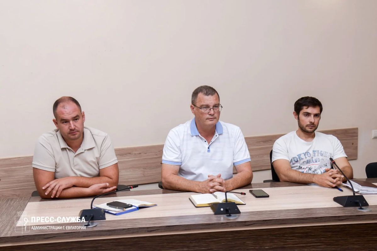 Под руководством первого заместителя главы администрации Евпатории Антона Новикова прошло еженедельное совещание с городскими коммунальными службами и ресурсоснабжающими организациями Под руководством первого заместителя главы администрации Евпатории Антона Новикова прошло еженедельное совещание с городскими коммунальными службами и ресурсоснабжающими организациями