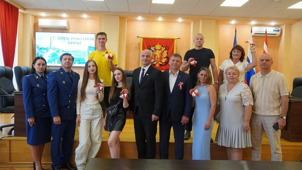 Семеро детей-сирот из Керчи получили ключи от благоустроенных квартир в канун Дня города