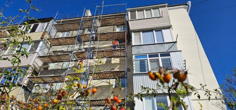 Строители обновляют фасад многоквартирного дома на улице Маршала Бирюзова Строители обновляют фасад многоквартирного дома на улице Маршала Бирюзова