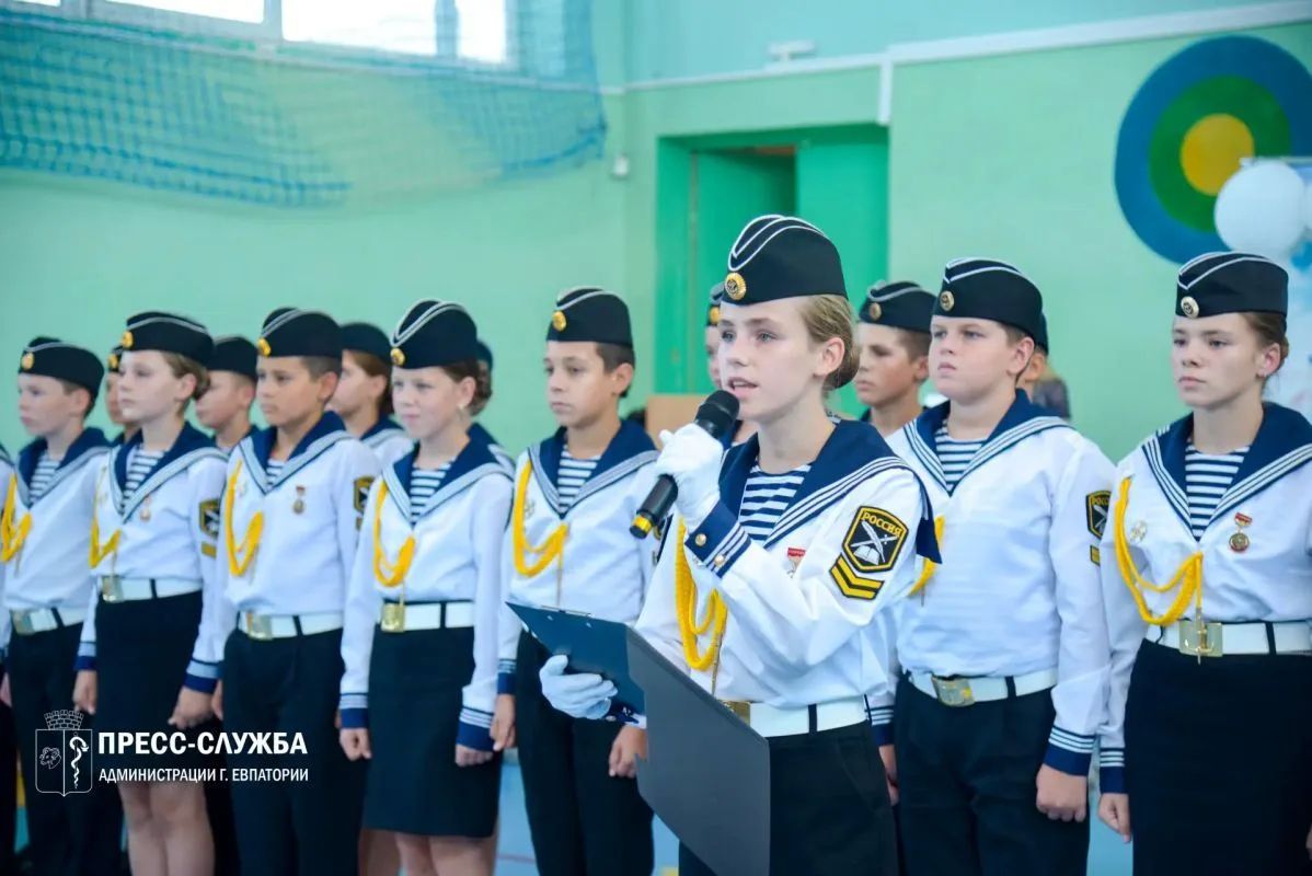 Новоозерновской средней школе г. Евпатории официально присвоено имя её выдающегося выпускника — Героя Российской Федерации, капитана 1-го ранга Константина Юрьевича Сомова Новоозерновской средней школе г. Евпатории официально присвоено имя её выдающегося выпускника — Героя Российской Федерации, капитана 1-го ранга Константина Юрьевича Сомова