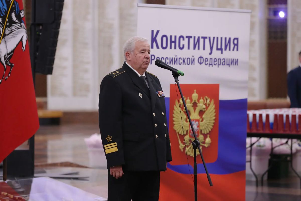 Дмитрий Сергиенко вручил юным гражданам первые паспорта Дмитрий Сергиенко вручил юным гражданам первые паспорта