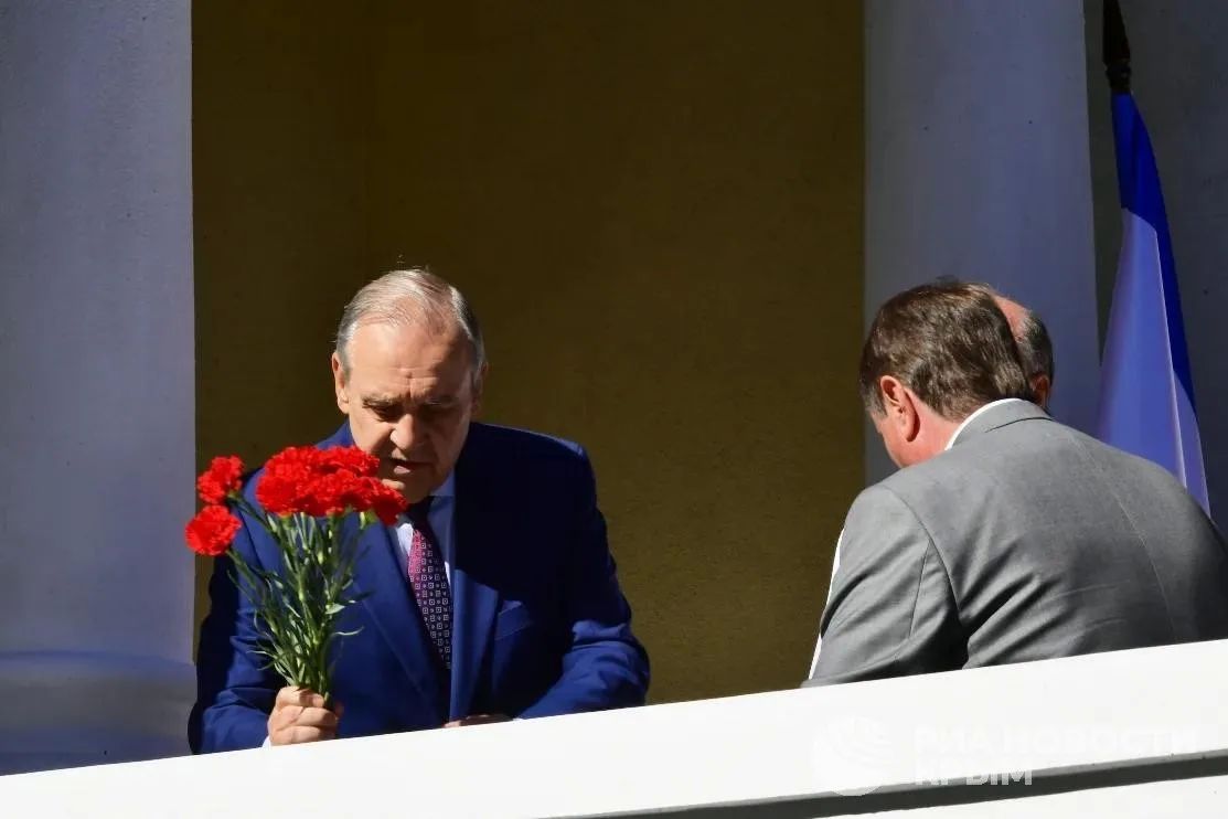 Памятную доску к 90-летию со дня рождения Юрия Лужкова открыли в Симферополе Памятную доску к 90-летию со дня рождения Юрия Лужкова открыли в Симферополе