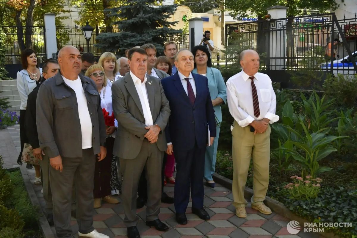 Памятную доску к 90-летию со дня рождения Юрия Лужкова открыли в Симферополе Памятную доску к 90-летию со дня рождения Юрия Лужкова открыли в Симферополе