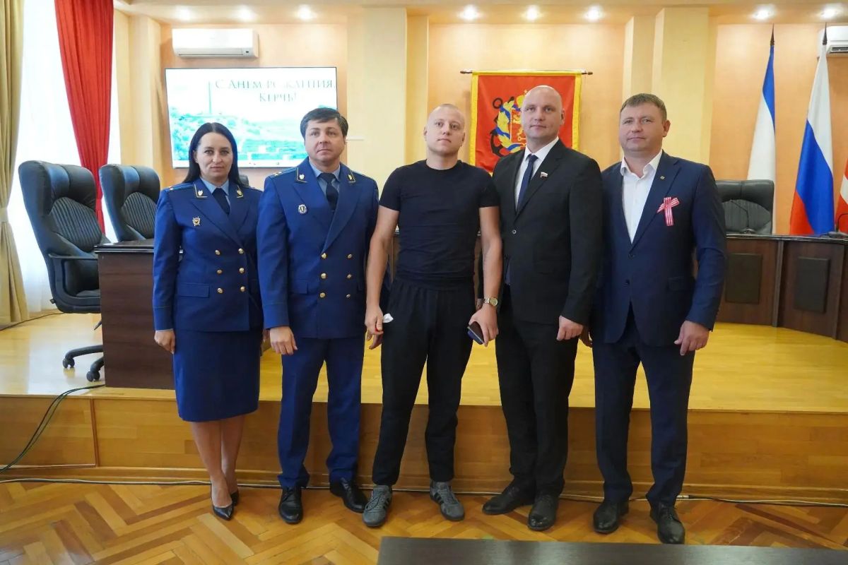 В Керчи семеро детейсирот получили ключи от квартир В Керчи семеро детейсирот получили ключи от квартир