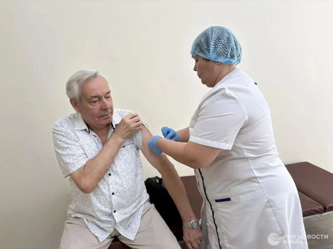 Министр здравоохранения Крыма сделал прививку от гриппа одним из первых Министр здравоохранения Крыма сделал прививку от гриппа одним из первых