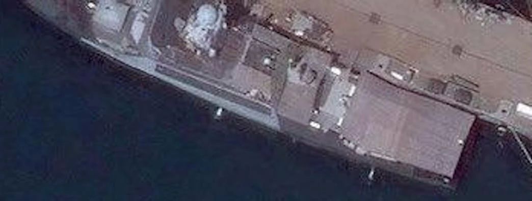 Обращает на себя внимание то, что стационарный Черноморский флот озаботился возведением антидроновых конструкций на своих кораблях в порту Новороссийска