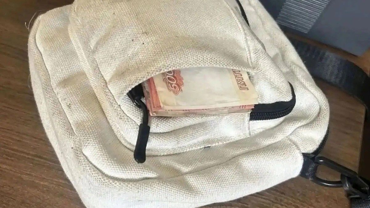 Сотрудник кафе в Ялте украл из рюкзака коллеги 102 тысячи рублей