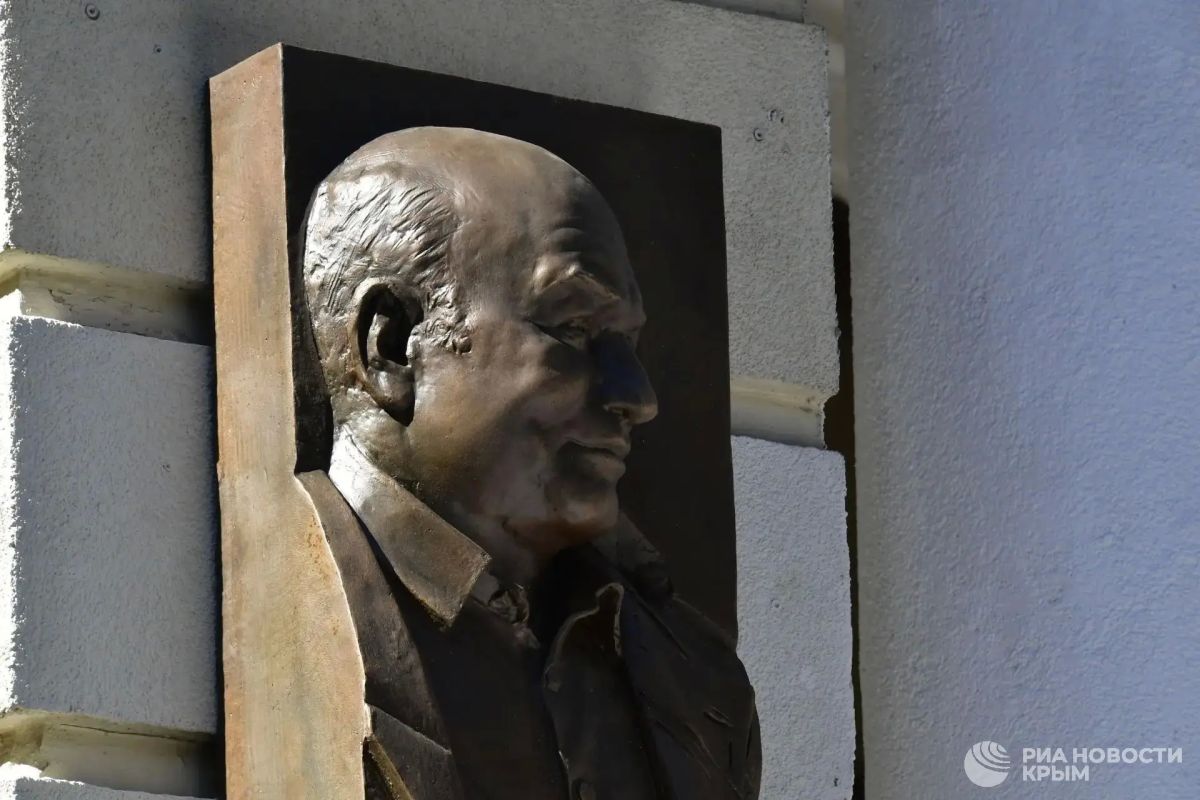 Памятную доску к 90-летию со дня рождения Юрия Лужкова открыли в Симферополе Памятную доску к 90-летию со дня рождения Юрия Лужкова открыли в Симферополе