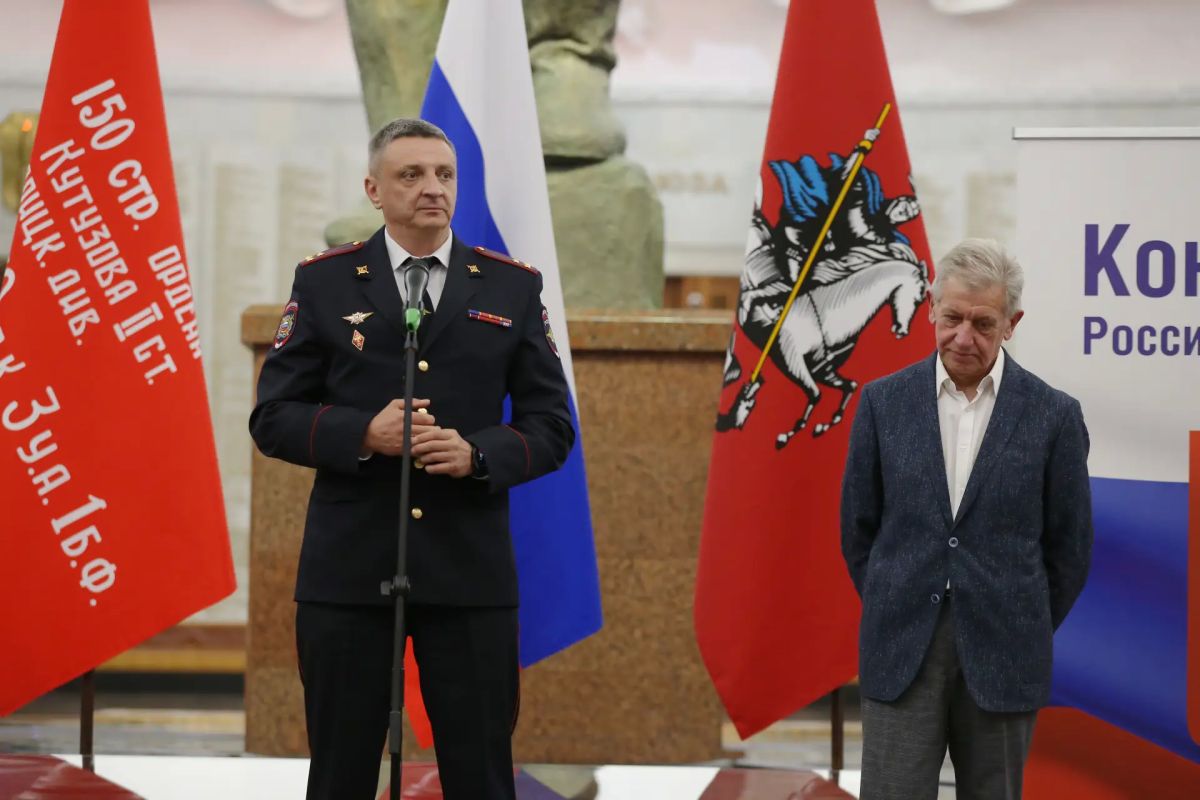 Дмитрий Сергиенко вручил юным гражданам первые паспорта Дмитрий Сергиенко вручил юным гражданам первые паспорта