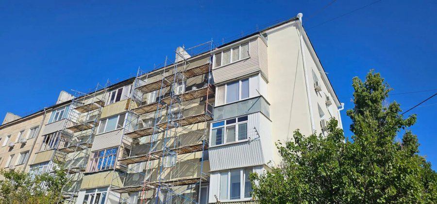 Строители обновляют фасад многоквартирного дома на улице Маршала Бирюзова Строители обновляют фасад многоквартирного дома на улице Маршала Бирюзова