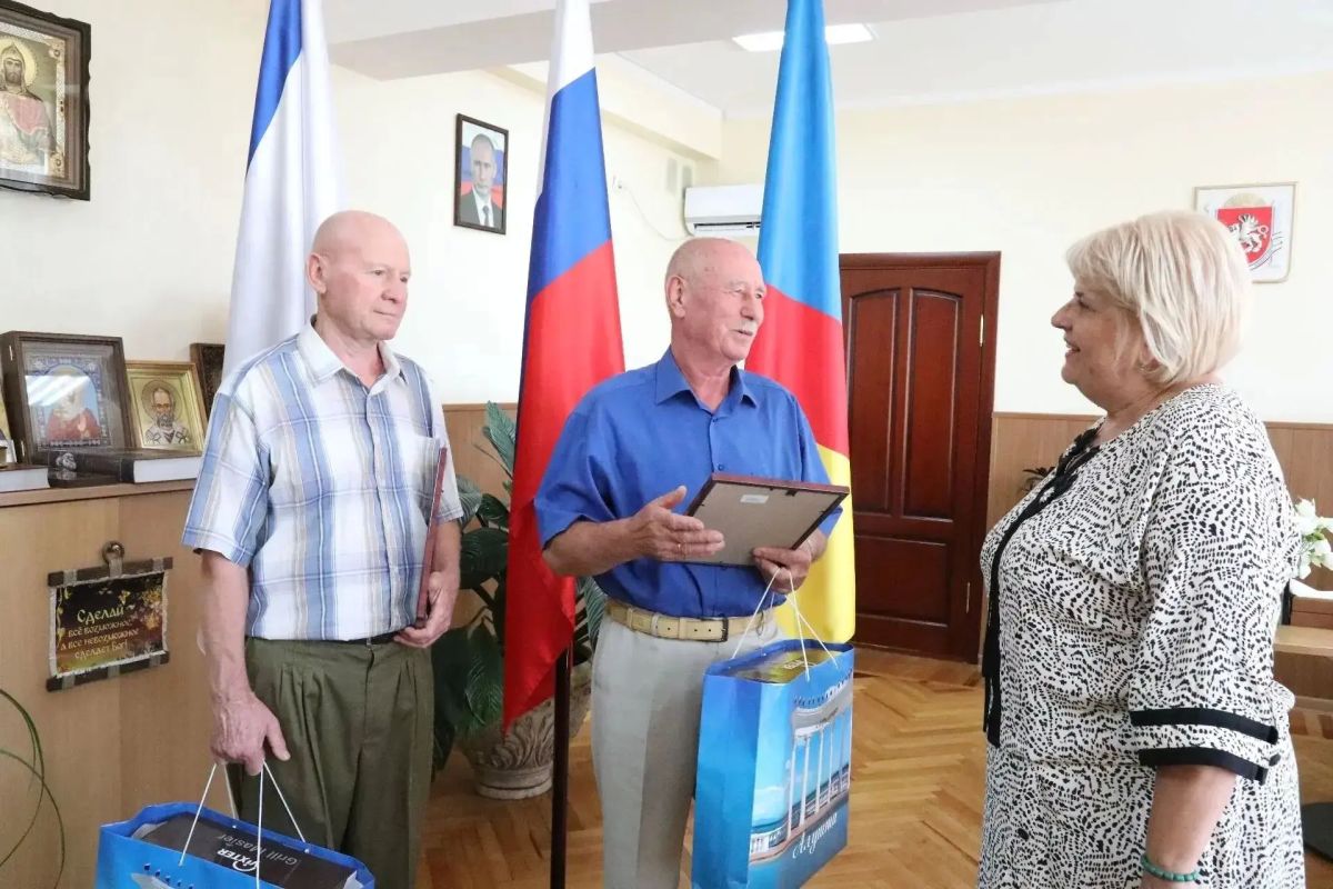 Сегодня с большой радостью вручила свидетельства о праве на единовременную денежную выплату для приобретения жилья двум жителям Алушты Сегодня с большой радостью вручила свидетельства о праве на единовременную денежную выплату для приобретения жилья двум жителям Алушты