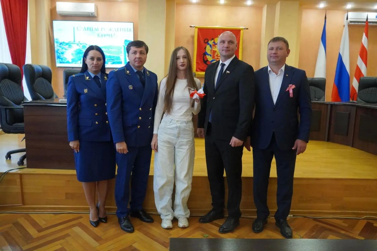 В Керчи семеро детейсирот получили ключи от квартир В Керчи семеро детейсирот получили ключи от квартир