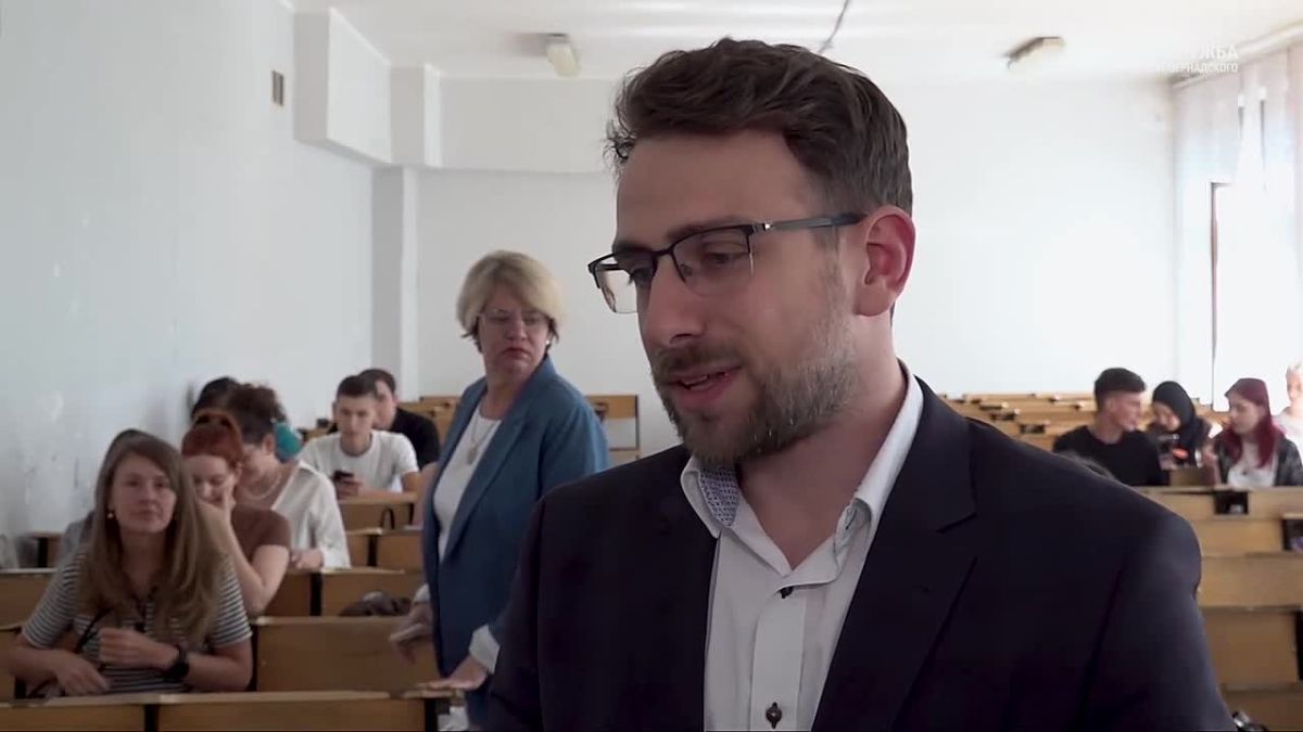 Крым снова в авангарде: студенты КФУ первыми в стране осваивают курс «Русский язык как государственный»