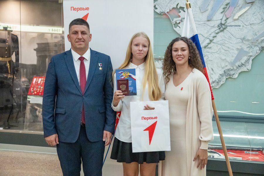 19 севастопольских школьников получили первые паспорта на Сапун-горе 19 севастопольских школьников получили первые паспорта на Сапун-горе